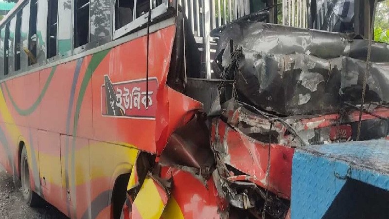 ফেনীতে বাস ও কাভার্ডভ্যানের মুখোমুখি সংঘর্ষে নিহত ৩