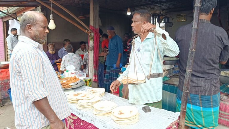 গাজীপুরের বরমী বাজারে শত বছরের ঐতিহ্যবাহী তুন্দুল রুটির স্বাদ