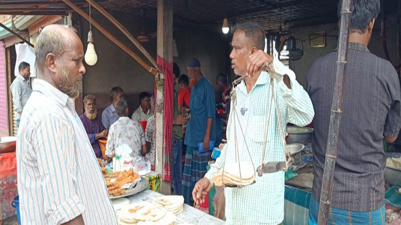 গাজীপুরের বরমী বাজারে শত বছরের ঐতিহ্যবাহী তুন্দুল রুটির স্বাদ