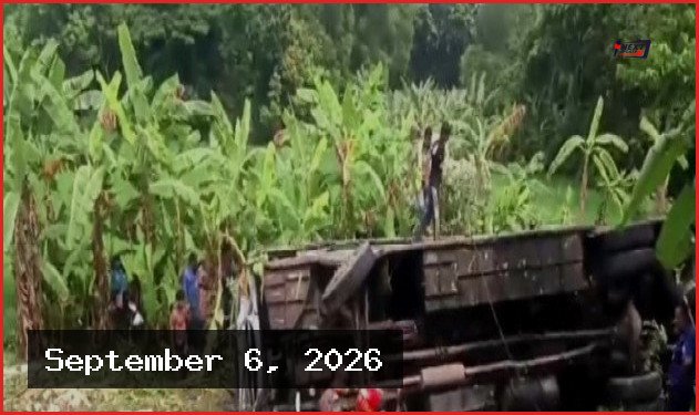 মুকসুদপুরে বাস খাদে পড়ে নিহত ৩, আহত ৩০