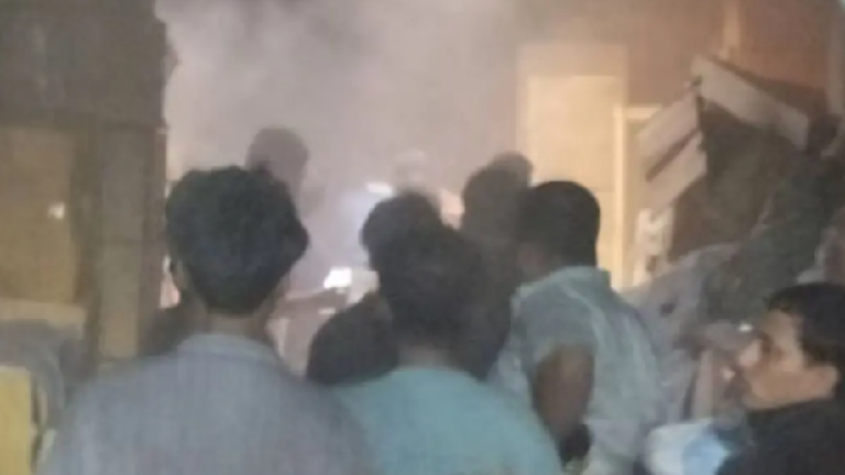 চট্টগ্রামের রিয়াজউদ্দিন বাজারে অগ্নিকাণ্ড, আটকা পড়ার শঙ্কা