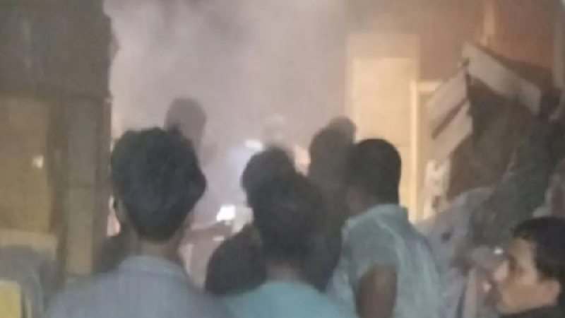 চট্টগ্রামের রিয়াজউদ্দিন বাজারে অগ্নিকাণ্ড, আটকা পড়ার শঙ্কা