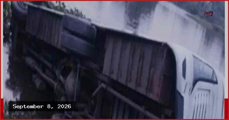 ঢাকা-চট্টগ্রাম মহাসড়কে মেডিকেল শিক্ষার্থীদের বাস খাদে, আহত ২০