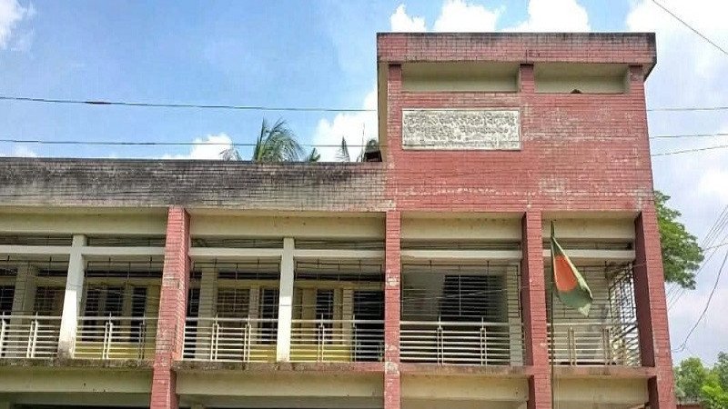 দৌলতখানের ৭৩ প্রাথমিক বিদ্যালয়ে প্রধান শিক্ষক নেই, ব্যাহত পাঠদান