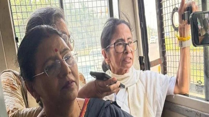 দিল্লিতে নির্বাচন কমিশনের বিরুদ্ধে বিক্ষোভে আটক মমতা-কেজরিওয়াল