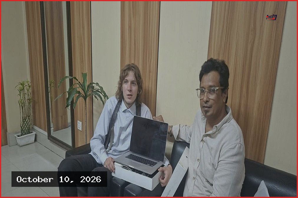 জার্মান পর্যটকের হারানো ল্যাপটপের বদলে ম্যাকবুক উপহার দিলেন ব্যবসায়ী