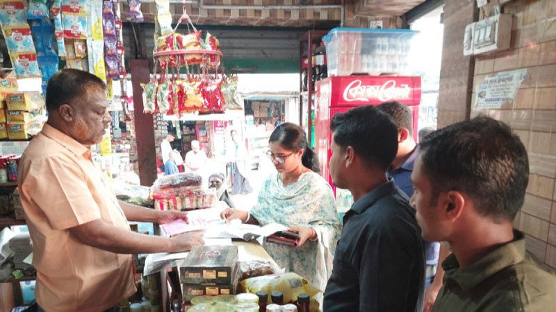 কয়রার বাজারে এলপিজি গ্যাসের দাম যাচাই, দুই ব্যবসায়ীকে জরিমানা