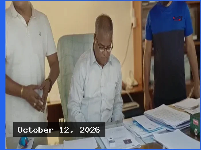 চুয়েটে তালা ভেঙে প্রশাসনিক ভবনে প্রবেশ নতুন উপাচার্যের