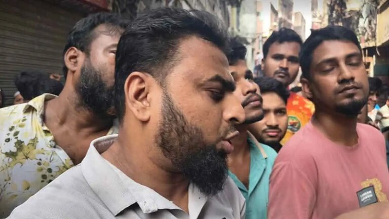 পুরান ঢাকার মনসুর খান প্লাজায় আগুন নিয়ন্ত্রণে, ব্যবসায়ীদের মাথায় হাত