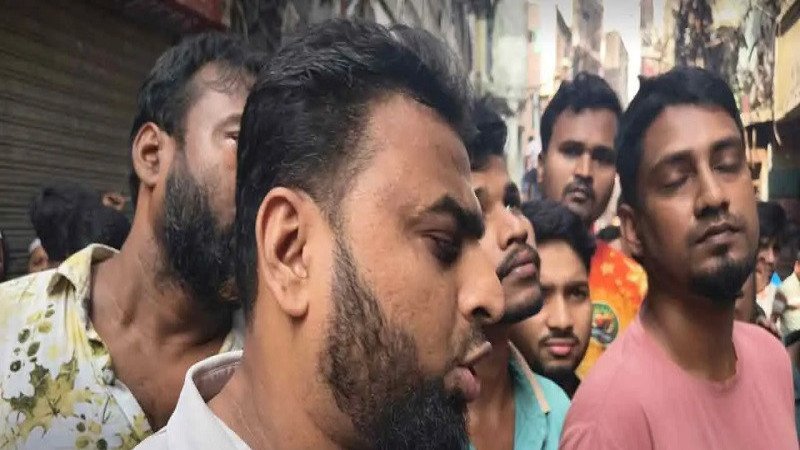 পুরান ঢাকার মনসুর খান প্লাজায় আগুন নিয়ন্ত্রণে, ব্যবসায়ীদের মাথায় হাত