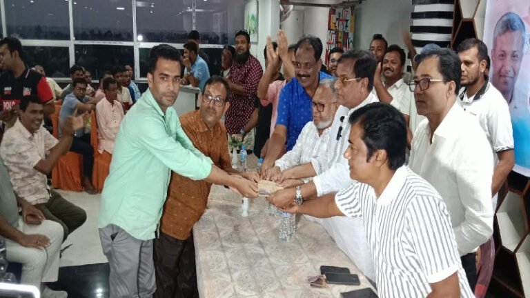 বেনাপোলে ৪ পূজামণ্ডপে আর্থিক অনুদান বিতরণ