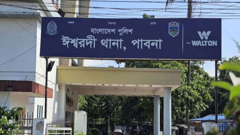 ঈশ্বরদীতে চলন্ত অটোরিকশা থেকে পড়ে যুবকের মৃত্যু