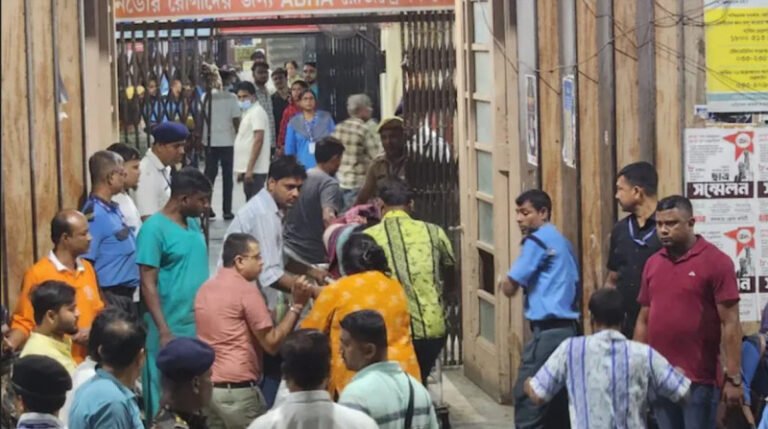 কলকাতায় পূজামণ্ডপে পদদলিত হয়ে ১৭ জনের মৃত্যু, আহত ২৫