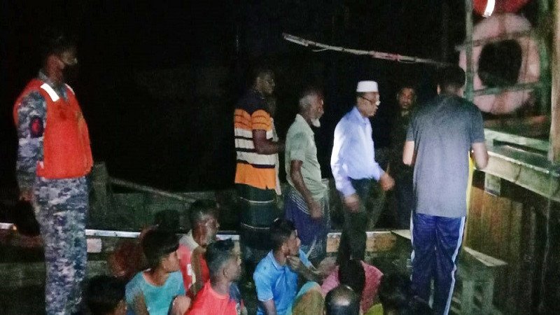 তজুমদ্দিনে মেঘনায় নিষেধাজ্ঞা অমান্য করে মাছ শিকার, ৯ জেলে আটক