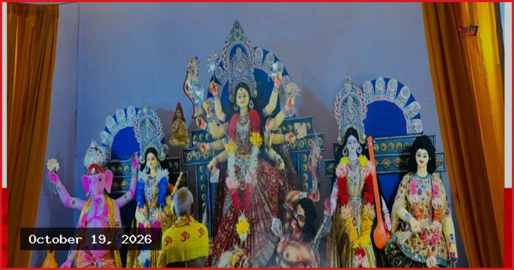 মহাসপ্তমীর আনুষ্ঠানিকতা শেষে মণ্ডপে মণ্ডপে এখন মহাষ্টমীর উৎসব