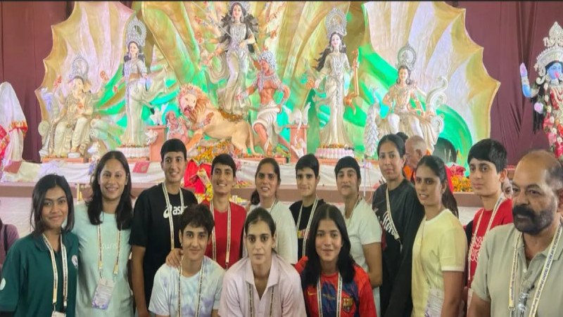 বনানী পূজামণ্ডপ ঘুরে দেখলেন ভারত ও নেপালের হ্যান্ডবল খেলোয়াড়রা