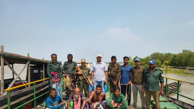সুন্দরবনের নদী-খালে বিষ প্রয়োগে মাছ শিকার, হুমকির মুখে জীববৈচিত্র্য