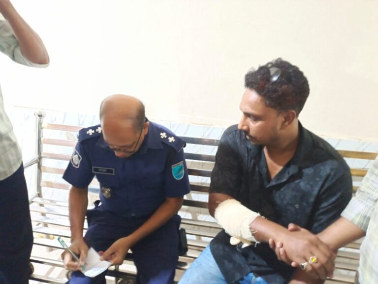 রাজবাড়ীতে প্রকাশ্য দিবালোকে ব্যবসায়ী নেতাকে লক্ষ্য করে গুলি