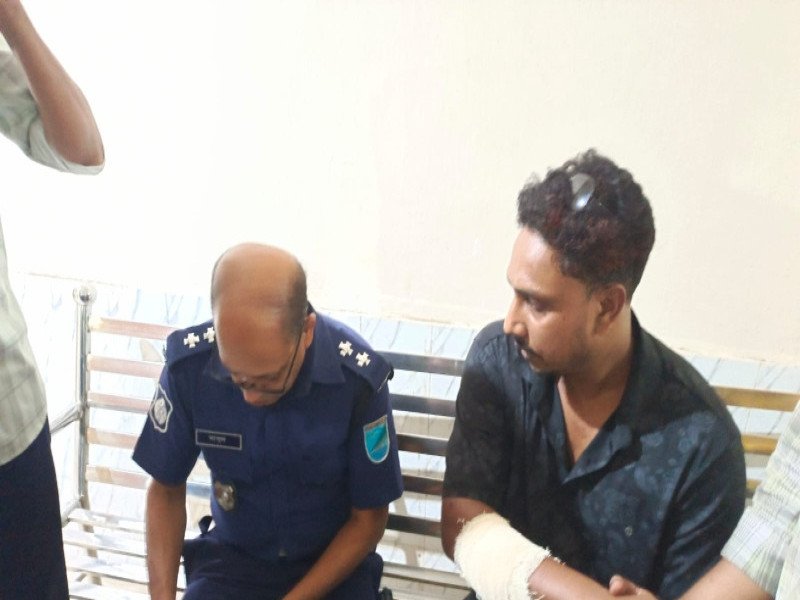 রাজবাড়ীতে প্রকাশ্য দিবালোকে ব্যবসায়ী নেতাকে লক্ষ্য করে গুলি