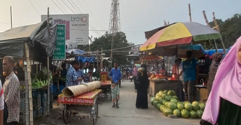 পাবনার সাঁথিয়ায় মহাসড়ক দখল করে অবৈধ হাট, চরম ভোগান্তিতে শিক্ষার্থী-জনতা